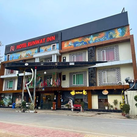 Hotel Runway Inn Pura Raghunāth Kültér fotó