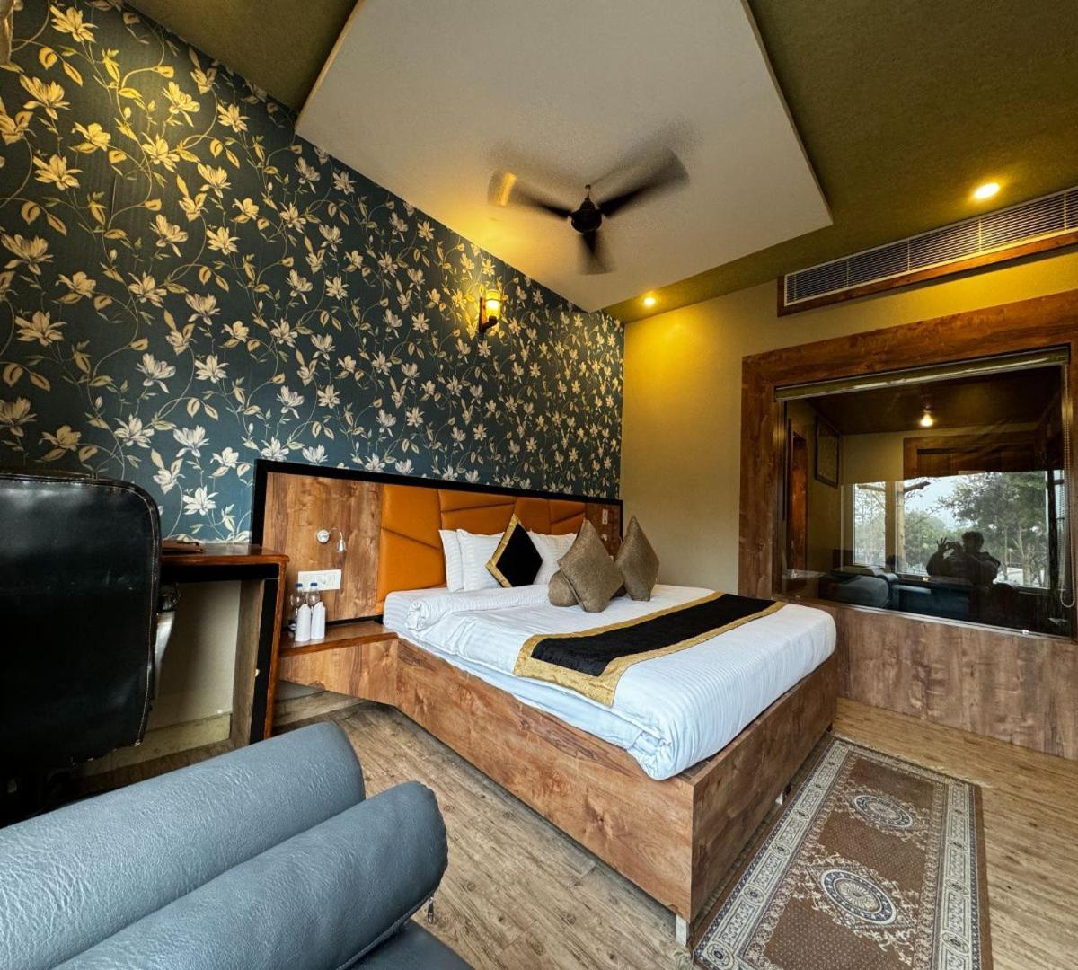 Hotel Runway Inn Pura Raghunāth Kültér fotó