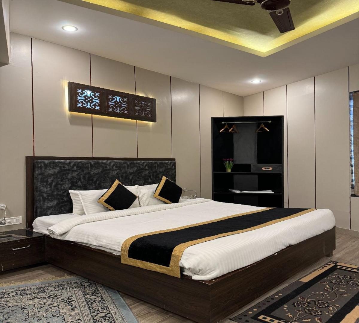 Hotel Runway Inn Pura Raghunāth Kültér fotó